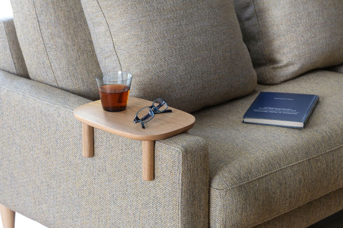 オーク材アームテーブルはソファの便利アイテム