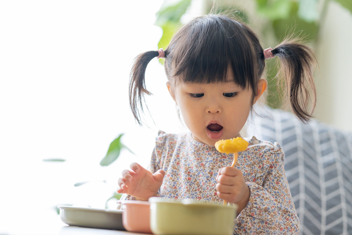 硬めの座り心地のソファーはお子様も安心